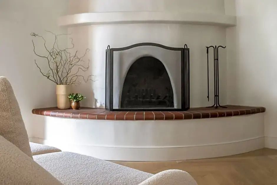 Gemütlicher Kamin mit stilvollem Design