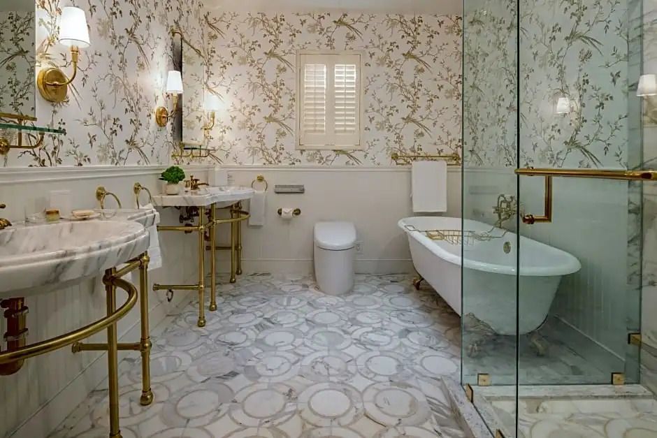 Luxuriöses Badezimmer mit Badewanne und goldenen Akzenten