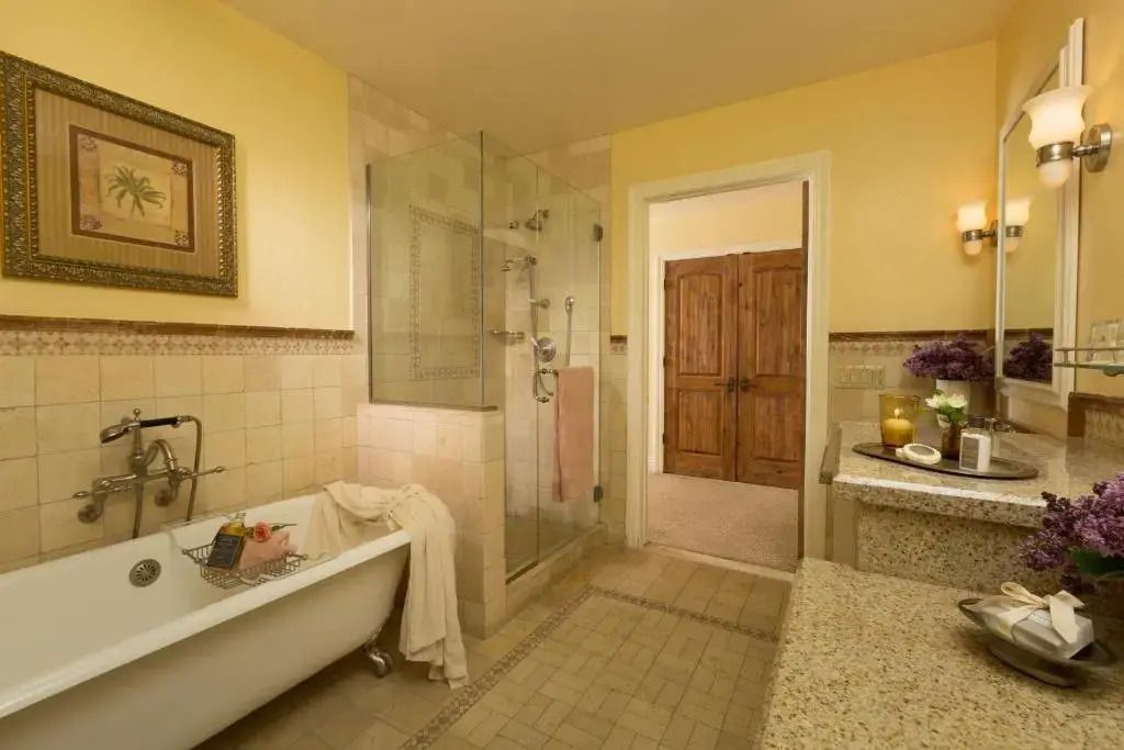 Luxuriöses Badezimmer mit Badewanne und großer Dusche im Superior Doppelzimmer