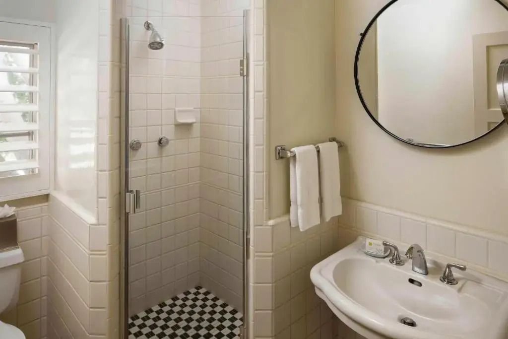 Sauberes Badezimmer mit Dusche und Waschbecken im Superior Doppelzimmer