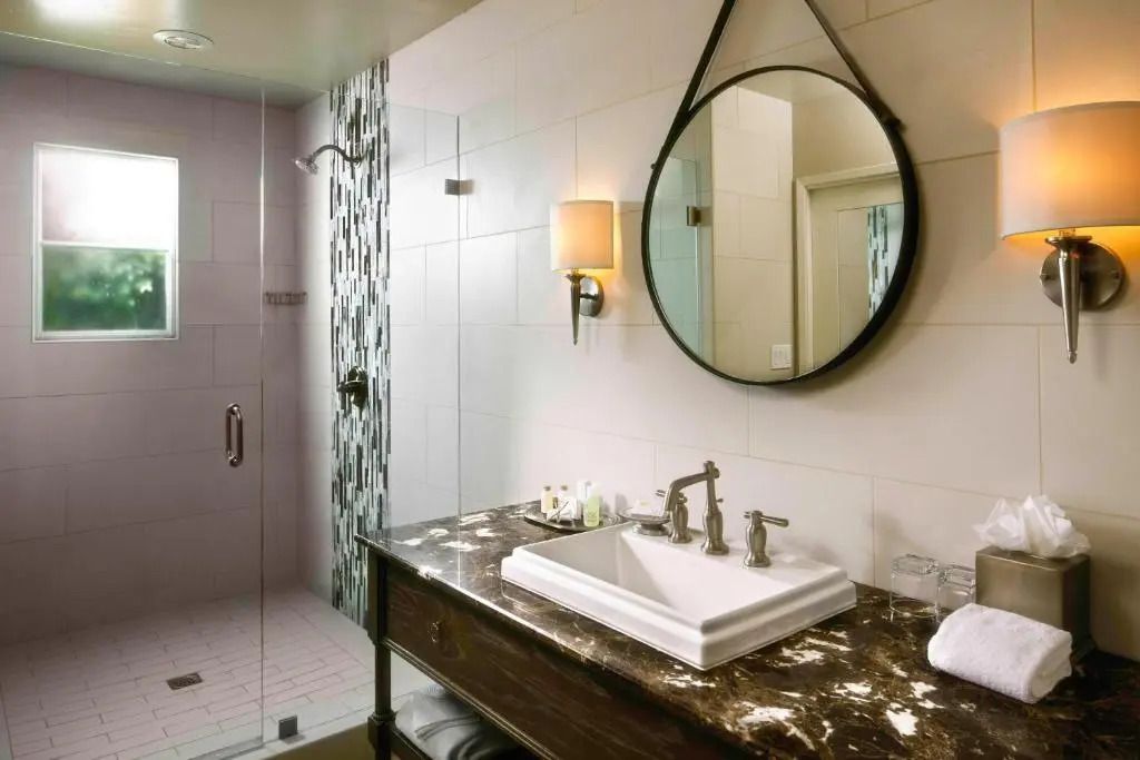 Modernes Badezimmer mit Marmor-Waschtisch und großer Glasdusche