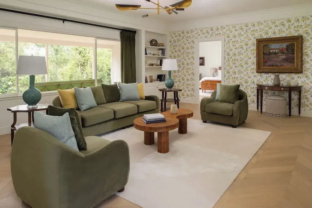 Elegantes Wohnzimmer mit gemütlichen Sofas und stilvoller Dekoration