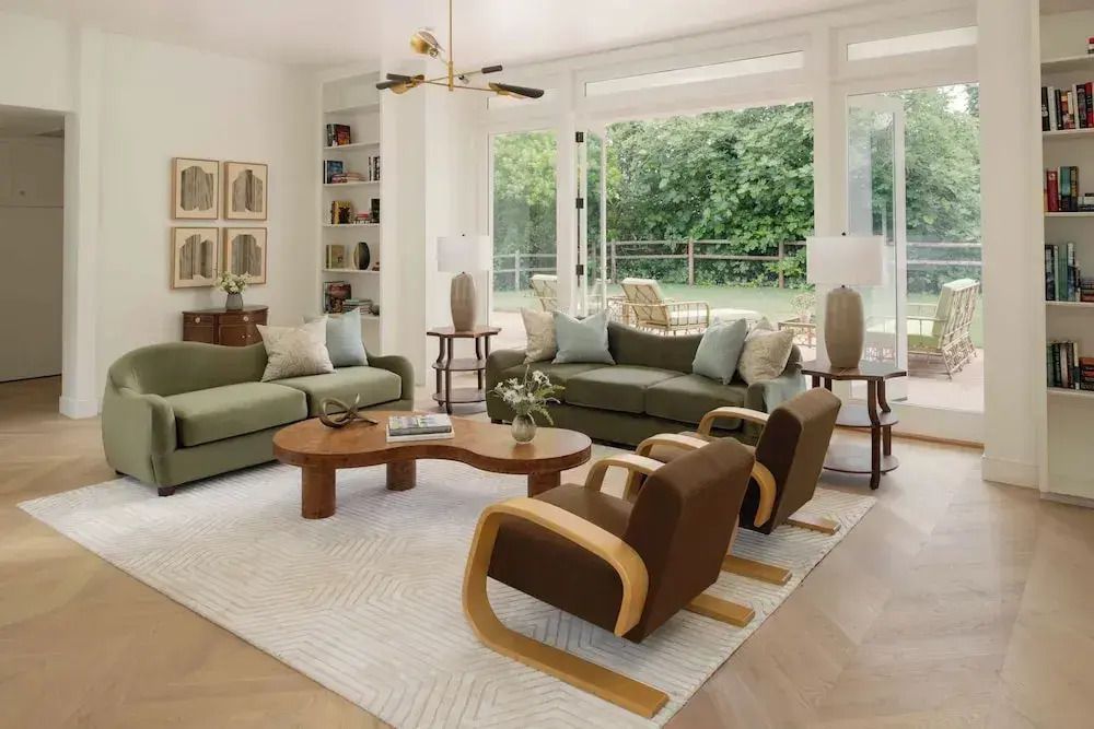 Geräumiges Wohnzimmer mit moderner Einrichtung und großer Fensterfront