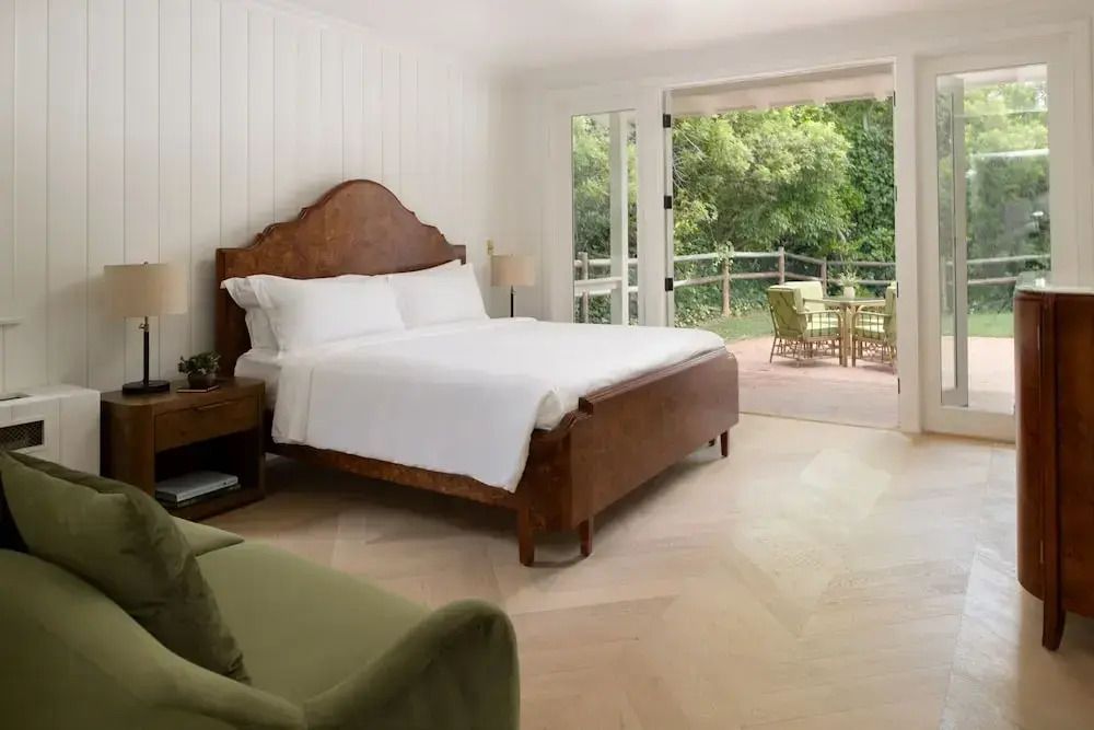 Helles Schlafzimmer mit großem Bett und Zugang zur Terrasse