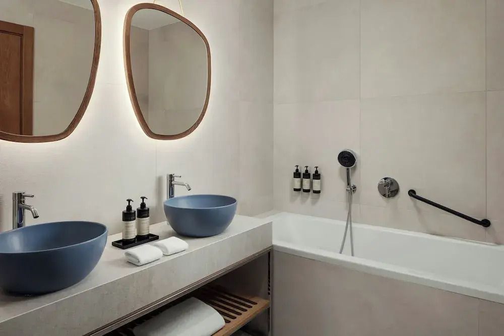 Modernes Badezimmer mit doppeltem Waschtisch und Badewanne