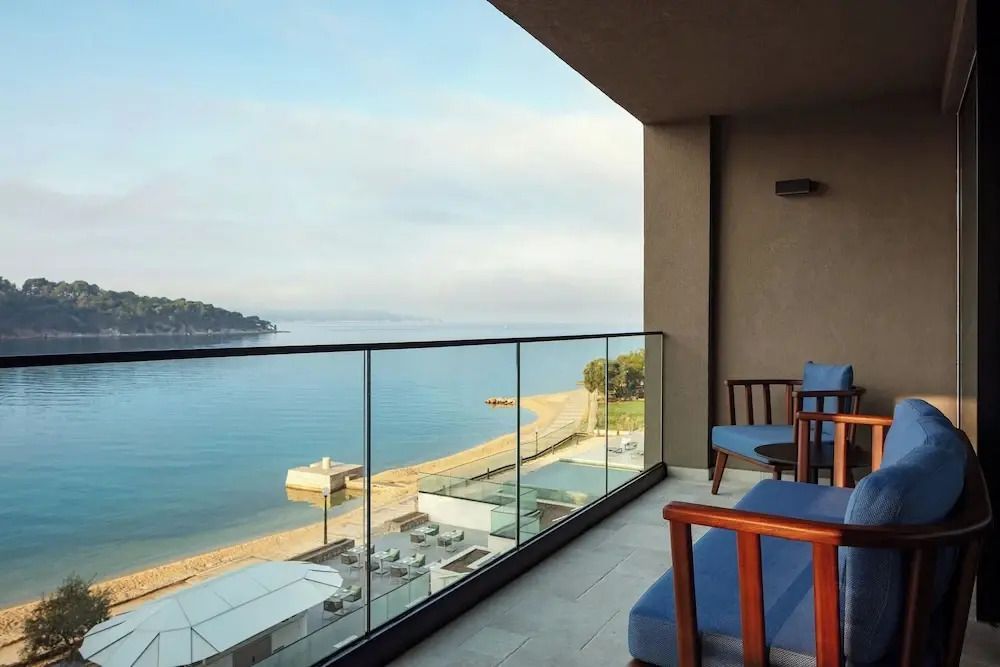 Balkon mit Meerblick und Sitzgelegenheiten aus Holz