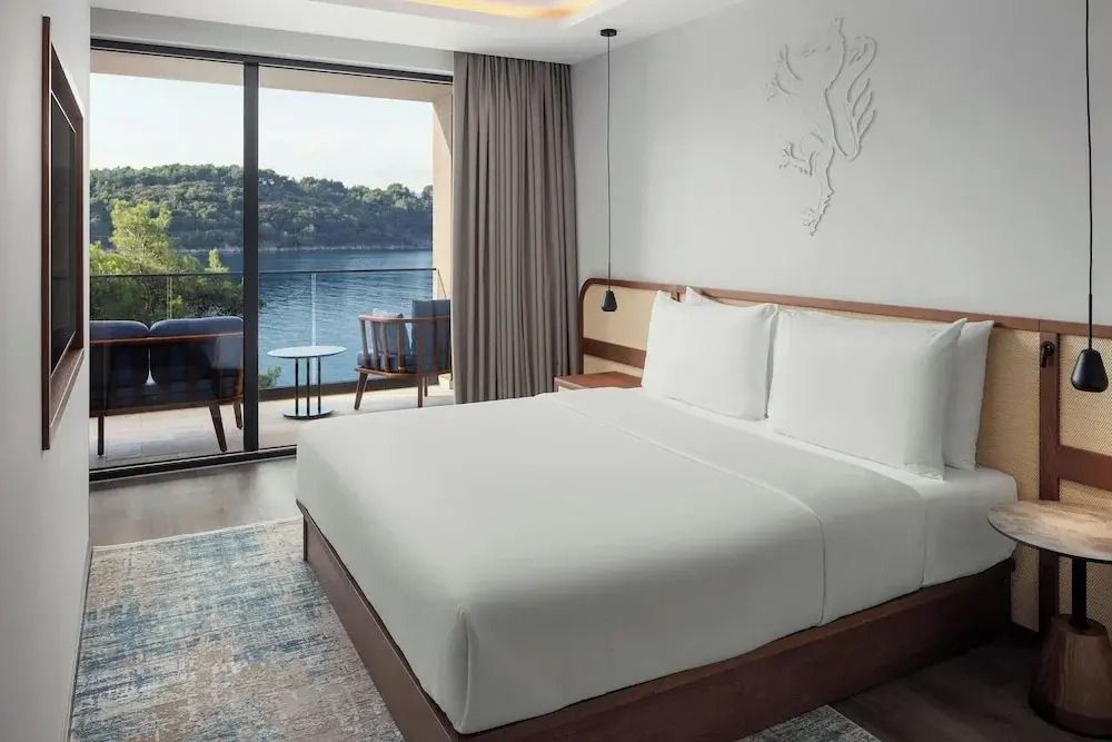 Großes Doppelbett in einem Raum mit Meerblick und Terrasse