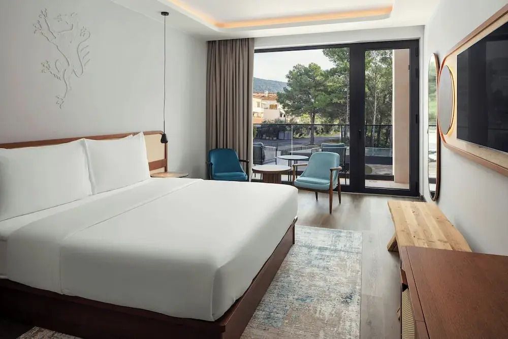 Komfortables Standard Doppelzimmer mit Balkon und Meerblick, modern eingerichtet