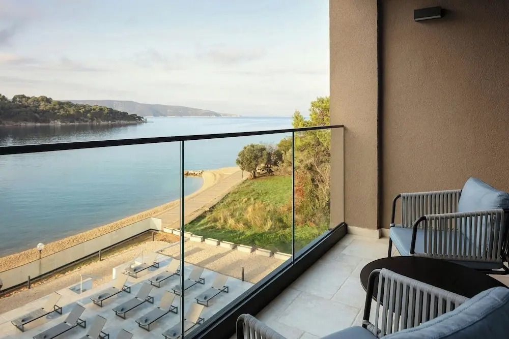 Balkon mit Blick aufs Meer und die umliegende Küste, stilvoll und entspannend