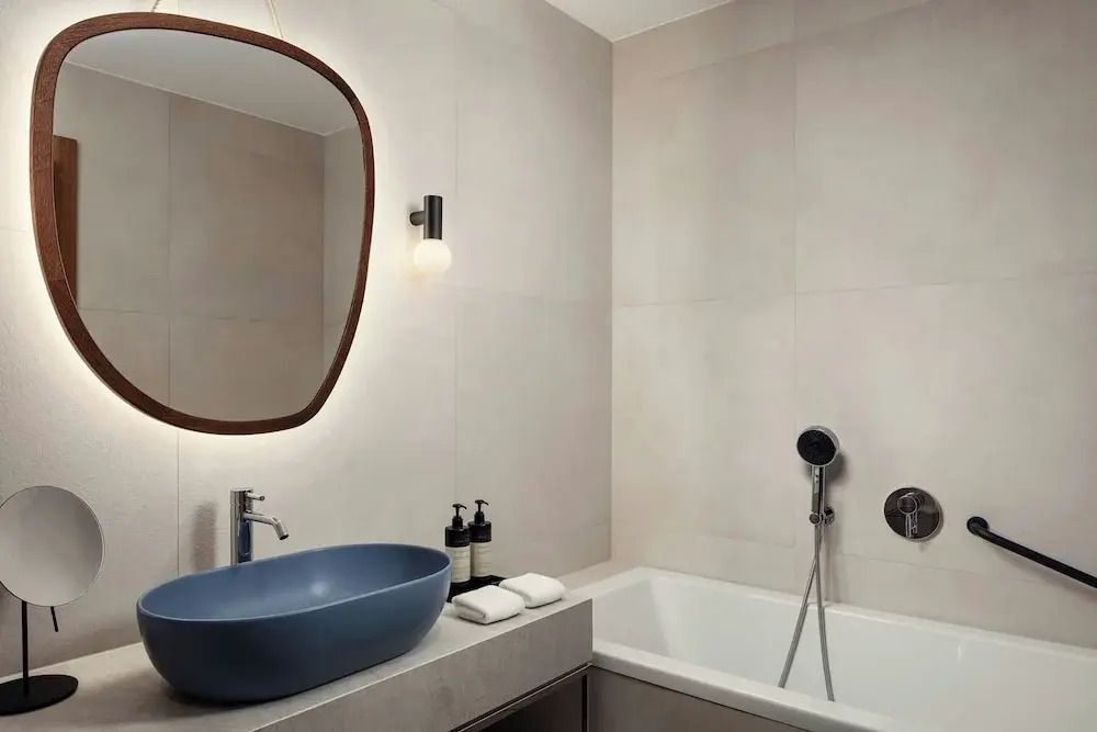 Modernes Badezimmer mit Design-Waschbecken und entspannender Badewanne