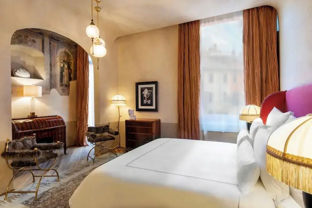 Elegantes Deluxe Doppelzimmer mit großem Bett und stilvoller Dekoration.