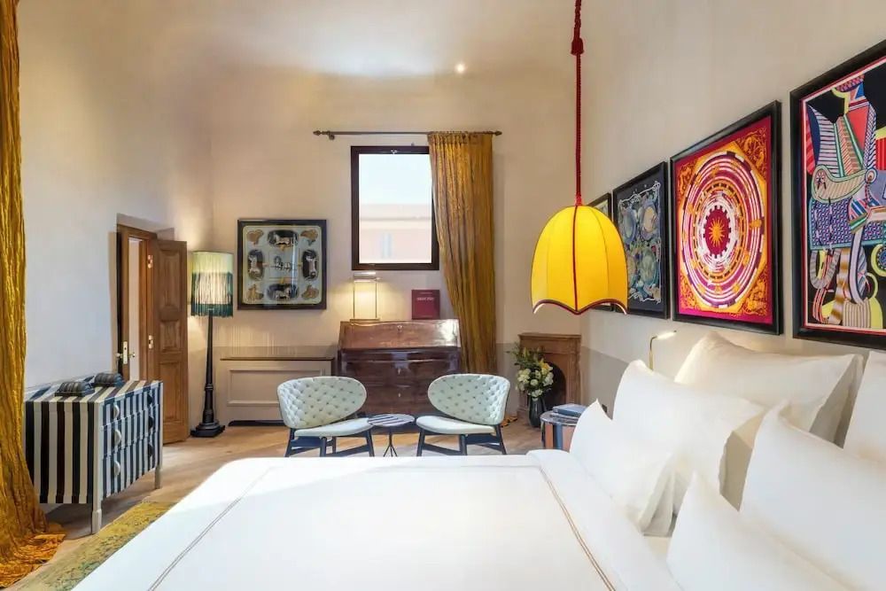 Modernes Doppelzimmer mit einzigartiger Wandkunst und stilvollem Mobiliar.