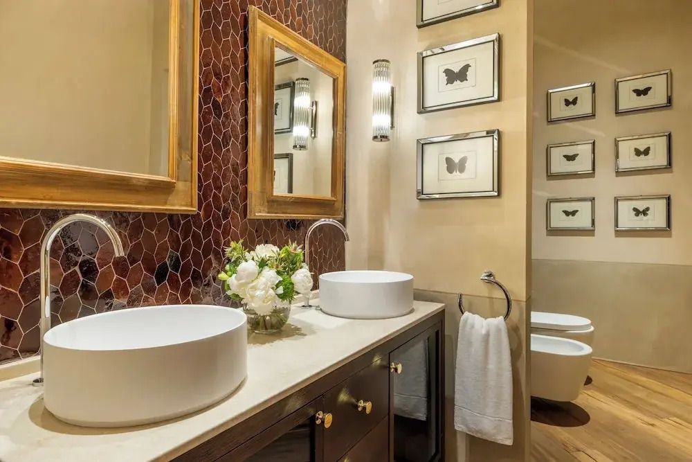 Elegantes Badezimmer mit Doppelwaschbecken und moderner Dekoration.