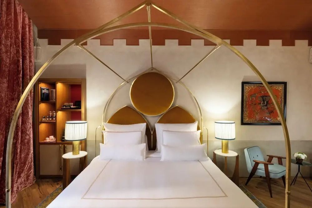 King-Size-Bett mit dekorativem Kopfteil und Stehlampen