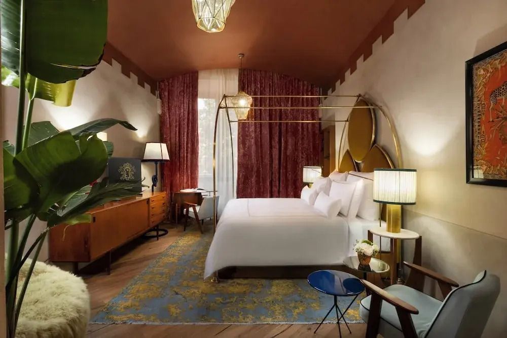 Junior-Suite mit warmen Farben und modernen Möbeln