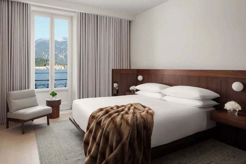 Helles Schlafzimmer mit Doppelbett, Holzdetails und Blick auf den Comer See