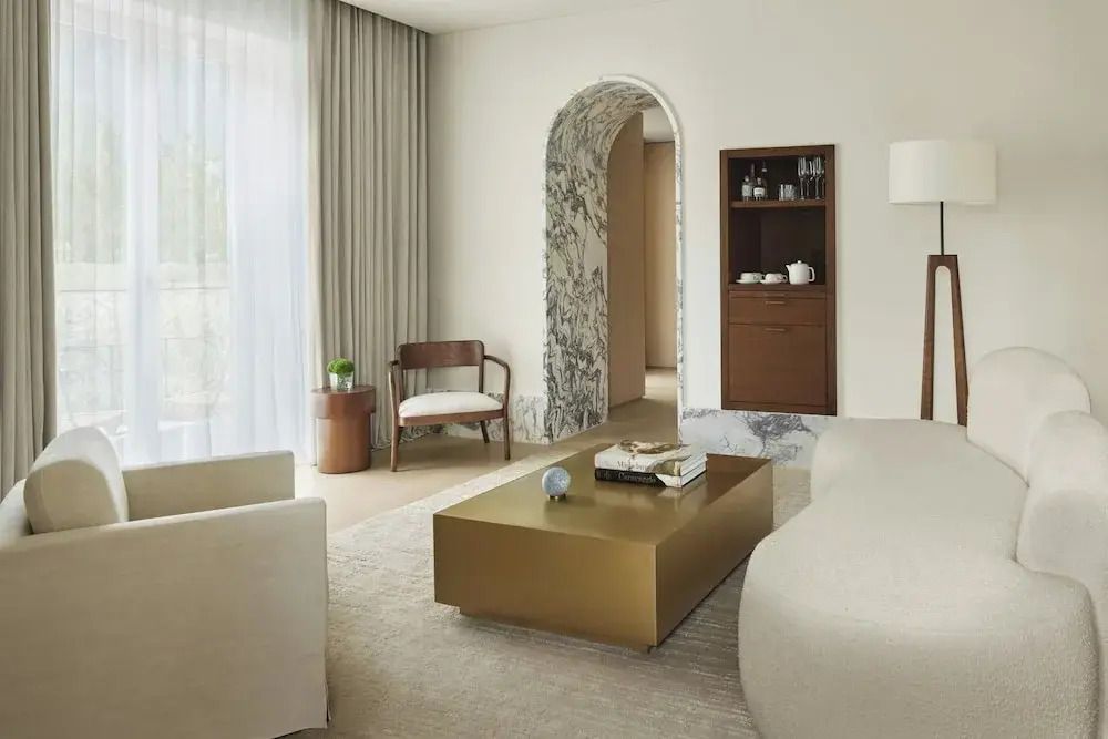 Wohnbereich mit modernem Design und eleganten Möbeln