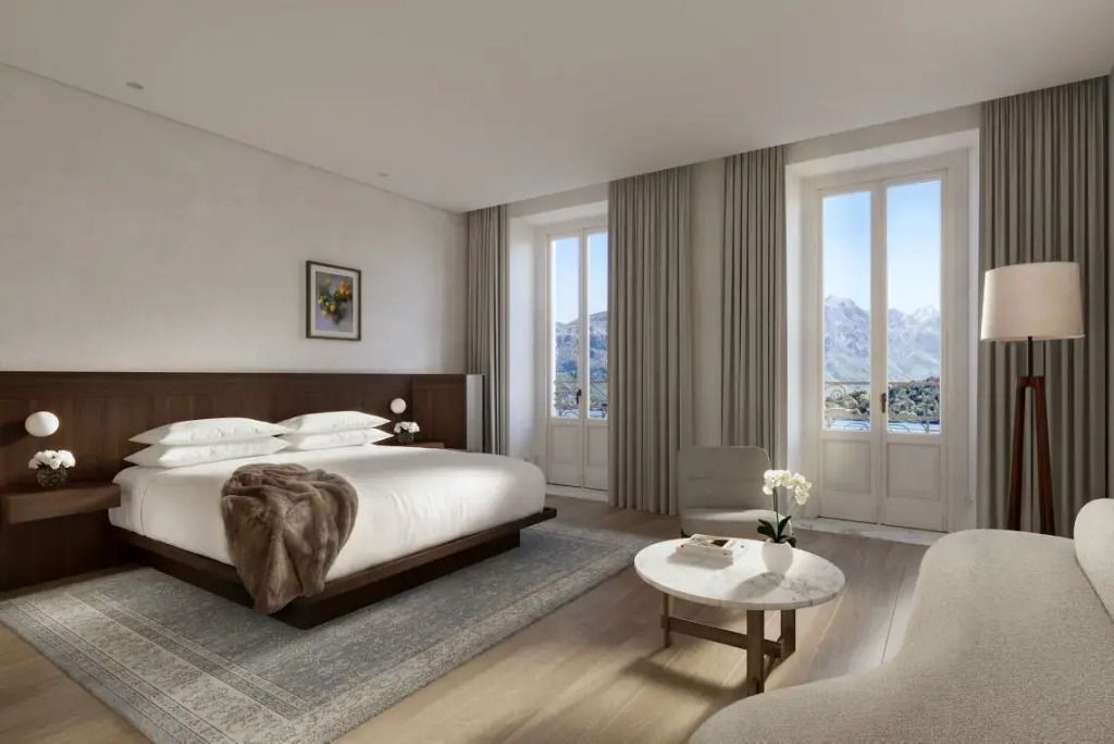 Elegantes Schlafzimmer mit großem Bett und Blick auf den Comer See.