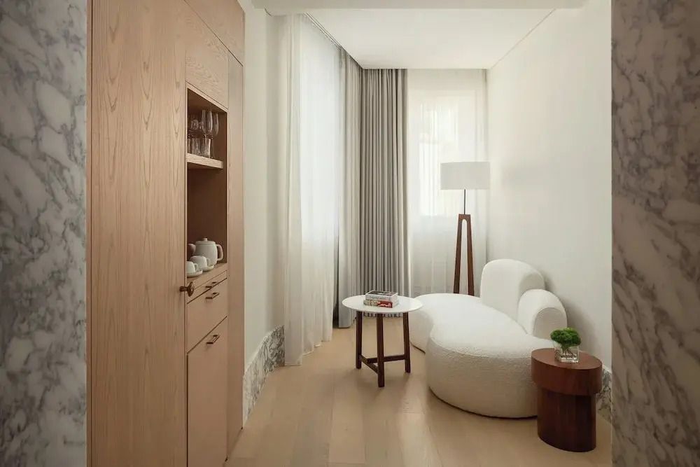 Heller Wohnbereich mit Sofa und elegantem Holzmobiliar