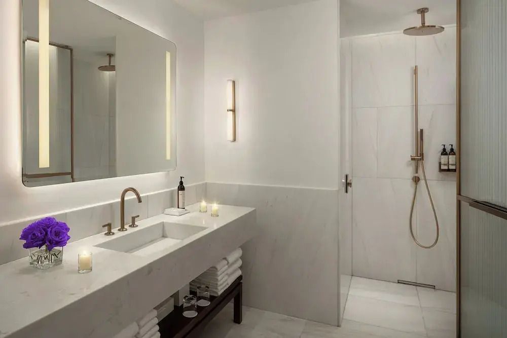 Modernes Badezimmer mit Doppelwaschbecken und Dusche