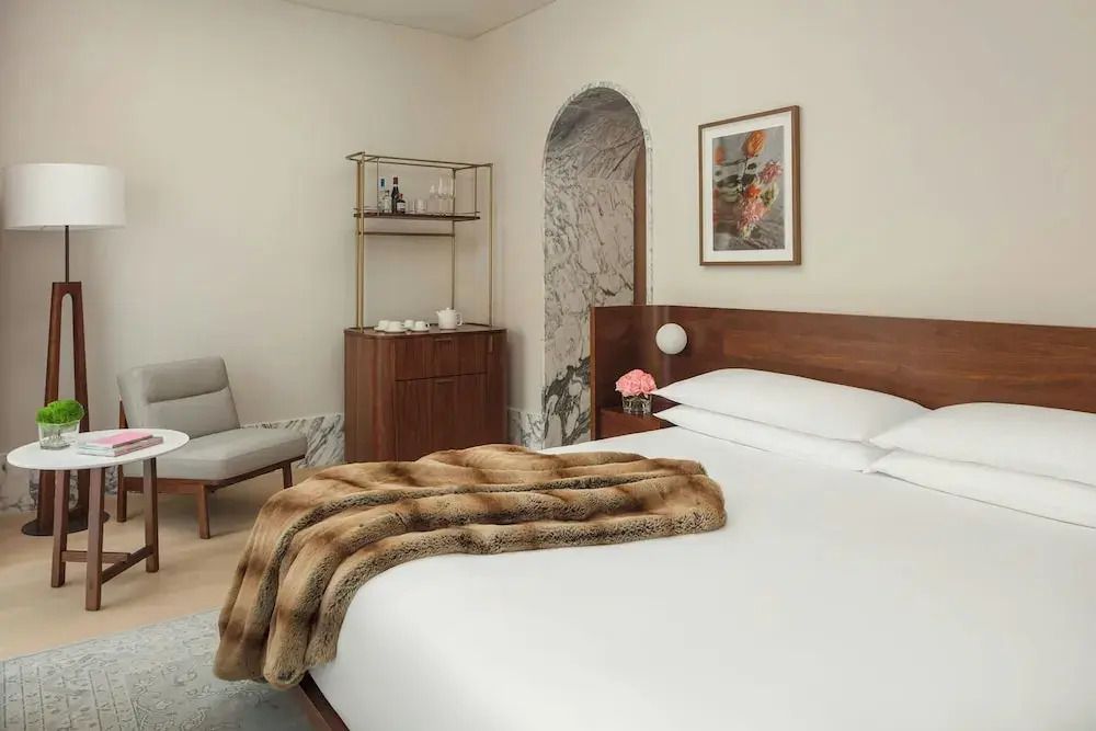 Elegantes Doppelzimmer mit modernem Dekor und einem großen Bett.