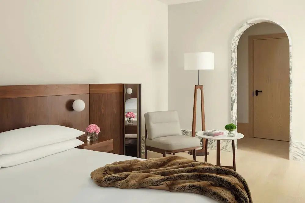 Modern gestaltetes Zimmer mit Sitzbereich und künstlerischen Details.