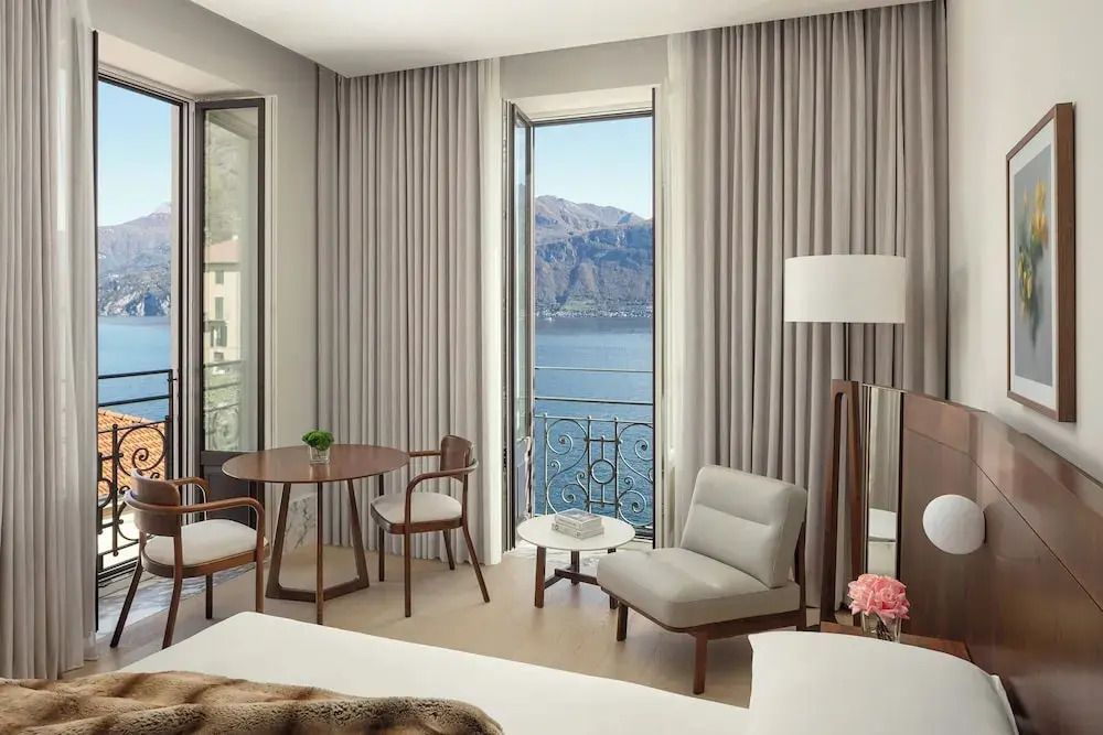 Helles Zimmer mit Seeblick, Sitzecke und großen Fenstern