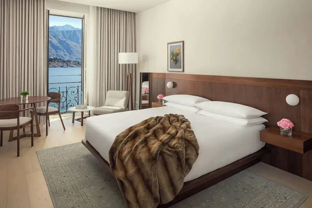 Komfortables Schlafzimmer mit Balkon und Seeblick