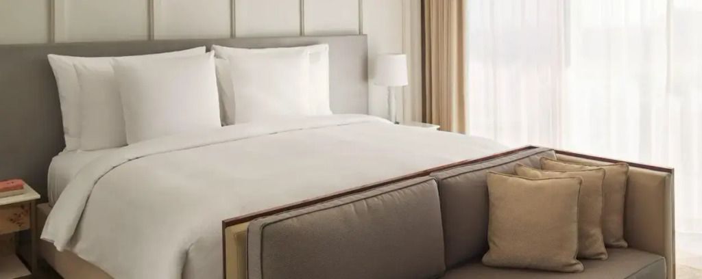 Elegantes Doppelzimmer mit großem Bett und heller Einrichtung