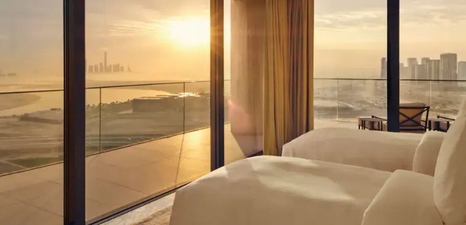 Sonnenaufgang mit Blick auf Balkon und Stadt aus der Suite