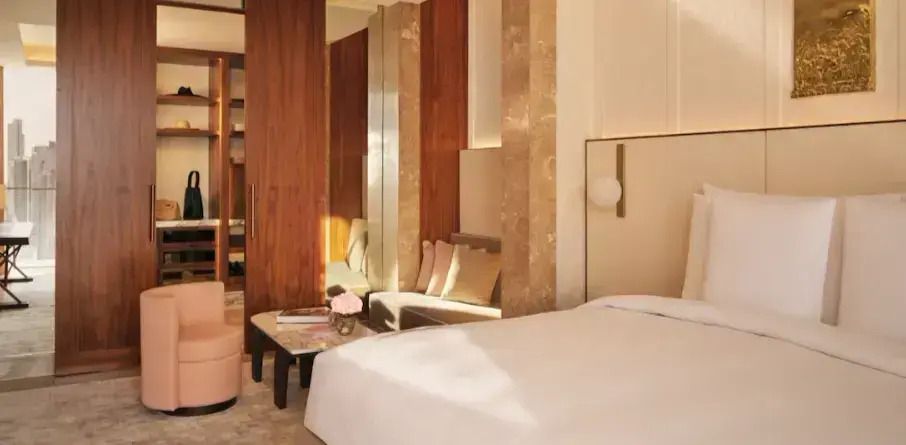 Elegantes Schlafzimmer mit modernen Holzakzenten und gemütlichen Polstern