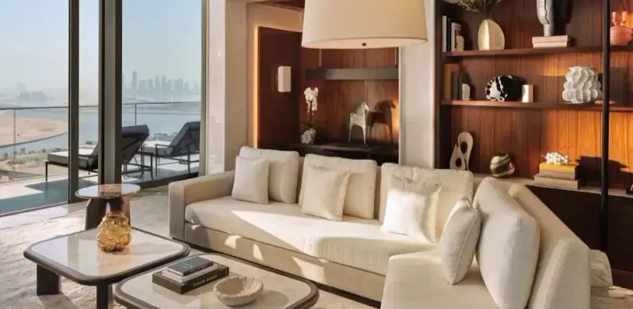 Luxuriöses Wohnzimmer mit großer Couch und Buchregal