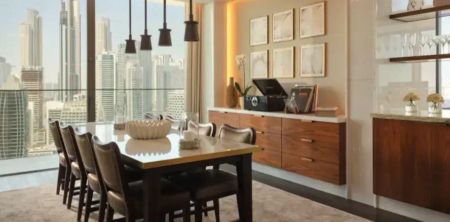 Essbereich mit Holztisch und Panoramafenster in der Suite