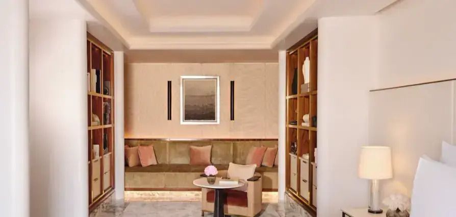 Eleganter Lounge-Bereich mit samtigen Sitzmöbeln und Bücherregal