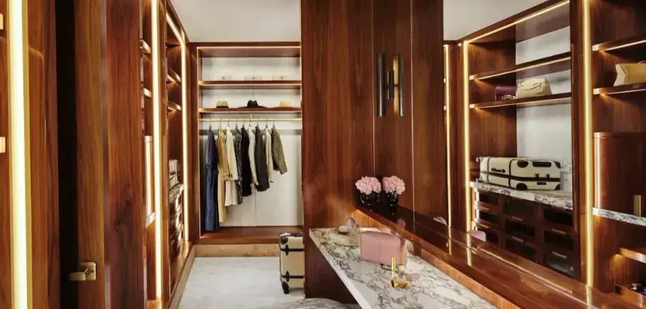 Luxuriöser begehbarer Kleiderschrank mit Marmorbank