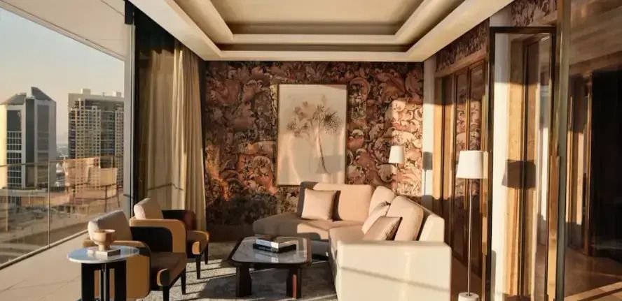 Luxuriöses Wohnzimmer mit eleganter Tapete und großen Fenstern in der Marina Royal Suite