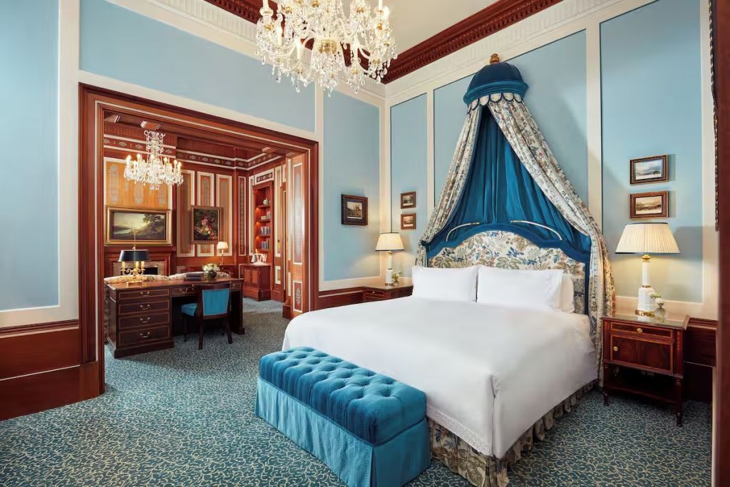 Luxuriöses Schlafzimmer mit Himmelbett und Kronleuchter