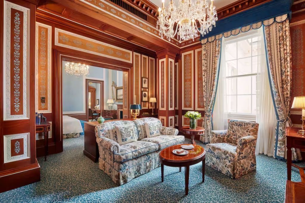 Opulentes Wohnzimmer mit prächtigen Holzakzenten und Kronleuchter