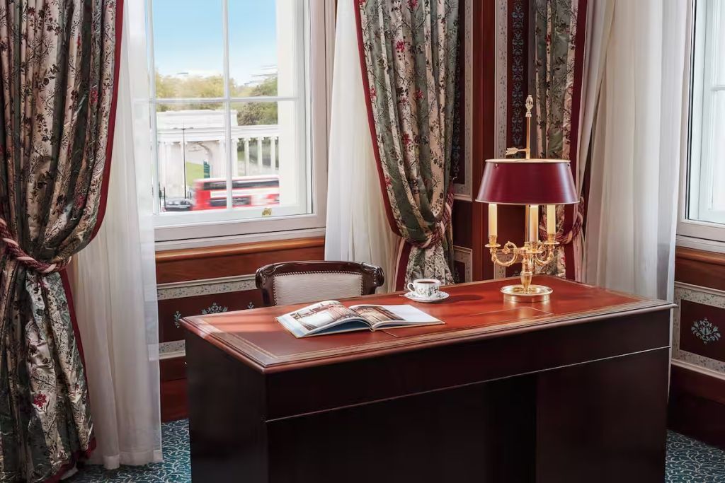 Stilvoller Schreibtisch mit Ausblick und eleganter Tischlampe