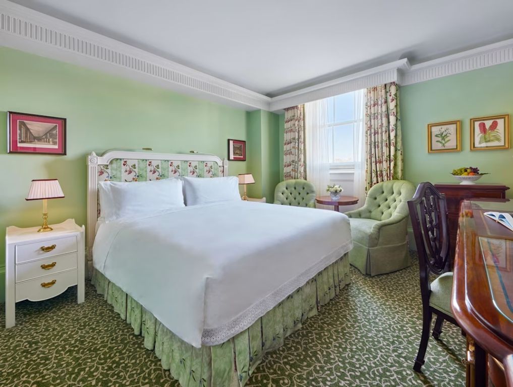 Deluxe Doppelzimmer mit grünem Dekor und eleganten Möbeln mit Parkblick