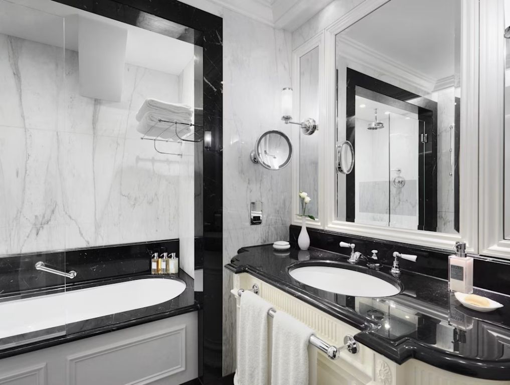 Luxuriöses Badezimmer aus Marmor mit Doppelwaschbecken und Badewanne