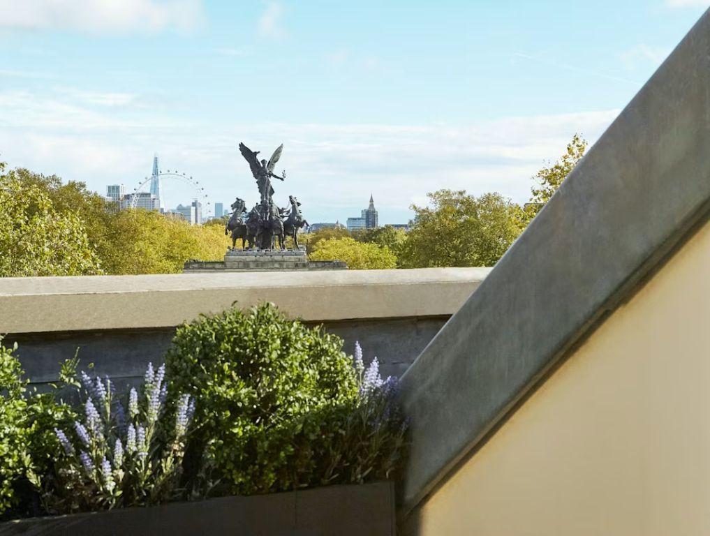 Atemberaubender Ausblick vom Balkon auf London und grüne Umgebung