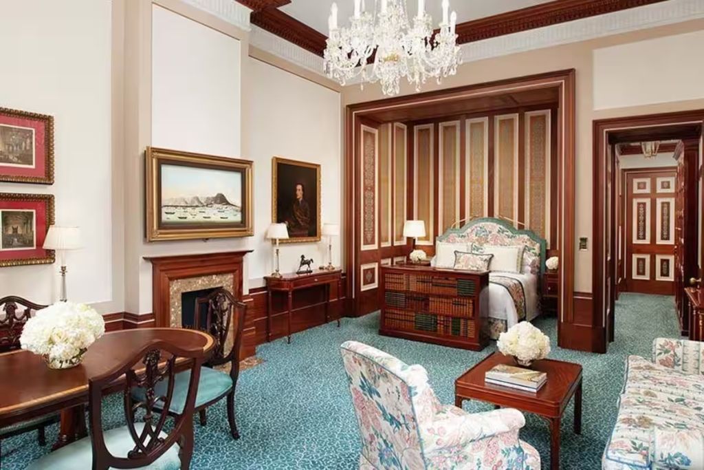Klassisch eingerichtetes Zimmer mit einzigartigen Holzakzenten und eleganten Details.