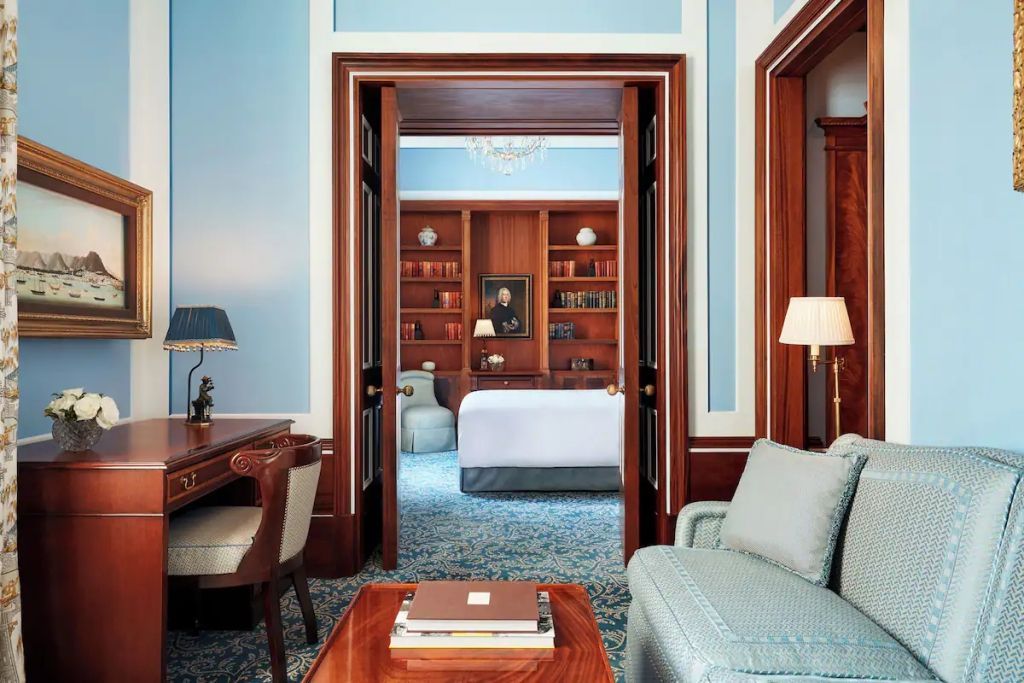 Einladendes Wohnzimmer mit Zugang zu einem elegant eingerichteten Schlafzimmer.
