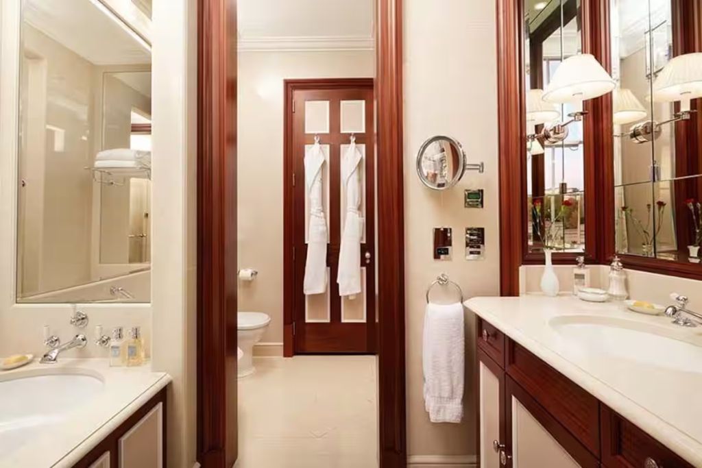 Luxuriöses Badezimmer mit eleganten Holzelementen und hochwertigen Armaturen.
