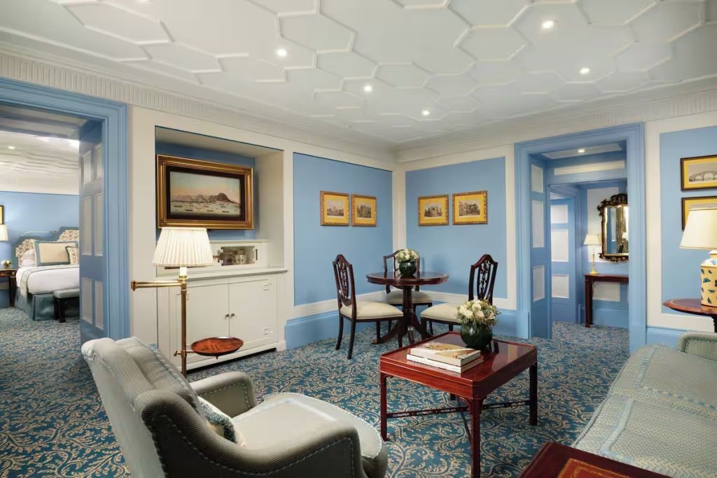 Gemütliche Sitzecke mit elegantem Dekor und Wandgemälden
