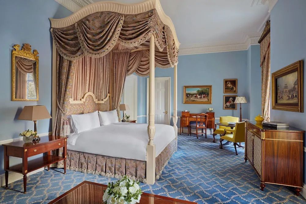 Luxuriöses Schlafzimmer mit Himmelbett und eleganter Einrichtung in Blautönen