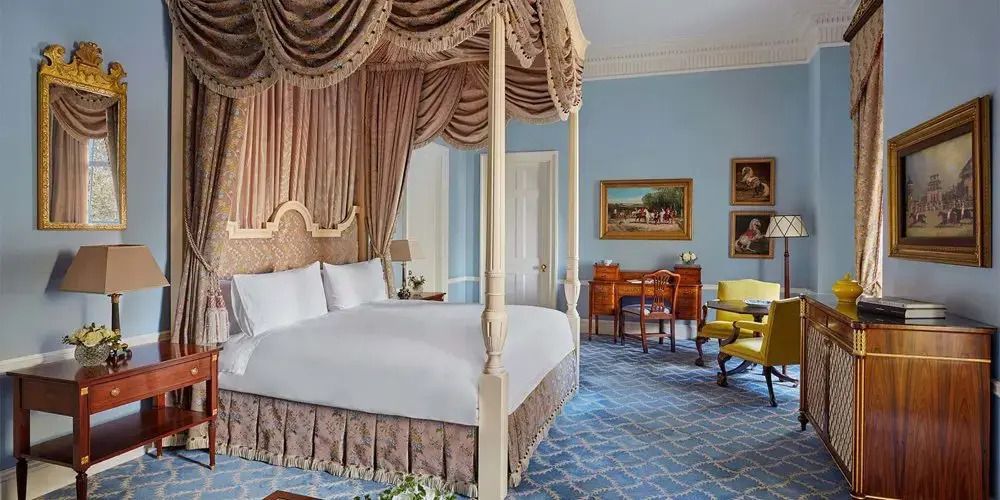 Elegantes Himmelbett und stilvolle Dekoration in einer luxuriösen Suite