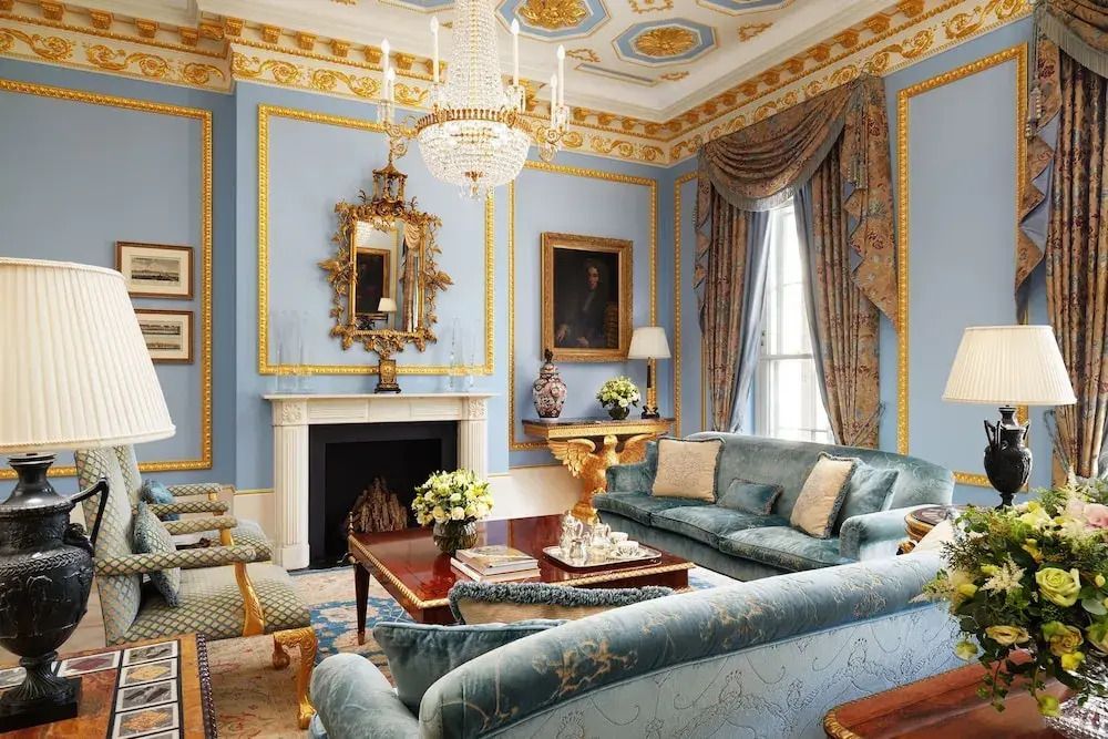 Luxuriöses Wohnzimmer mit edler Einrichtung und Kamin in klassischen Farben