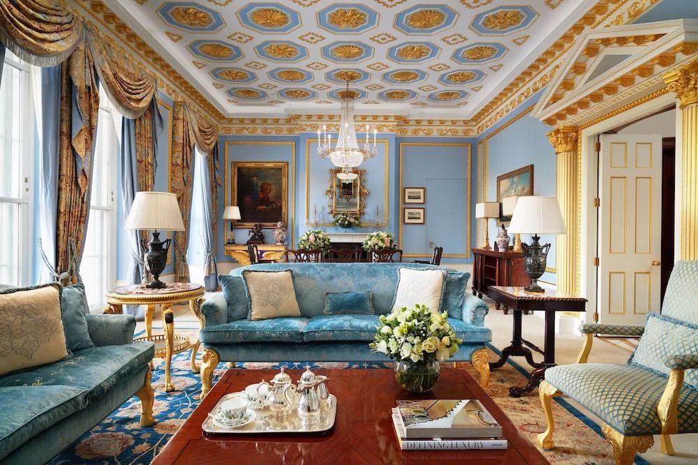 Opulentes Wohnzimmer mit kunstvollen Details und luxuriösem Design